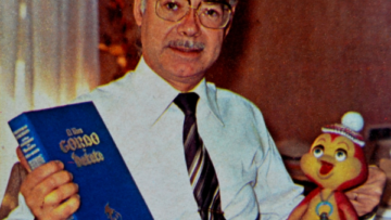 Manuel García Ferré con libro