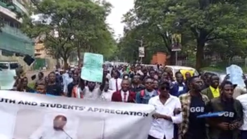 Estudiantes ugandeses marchan a favor de ley anti-gay
